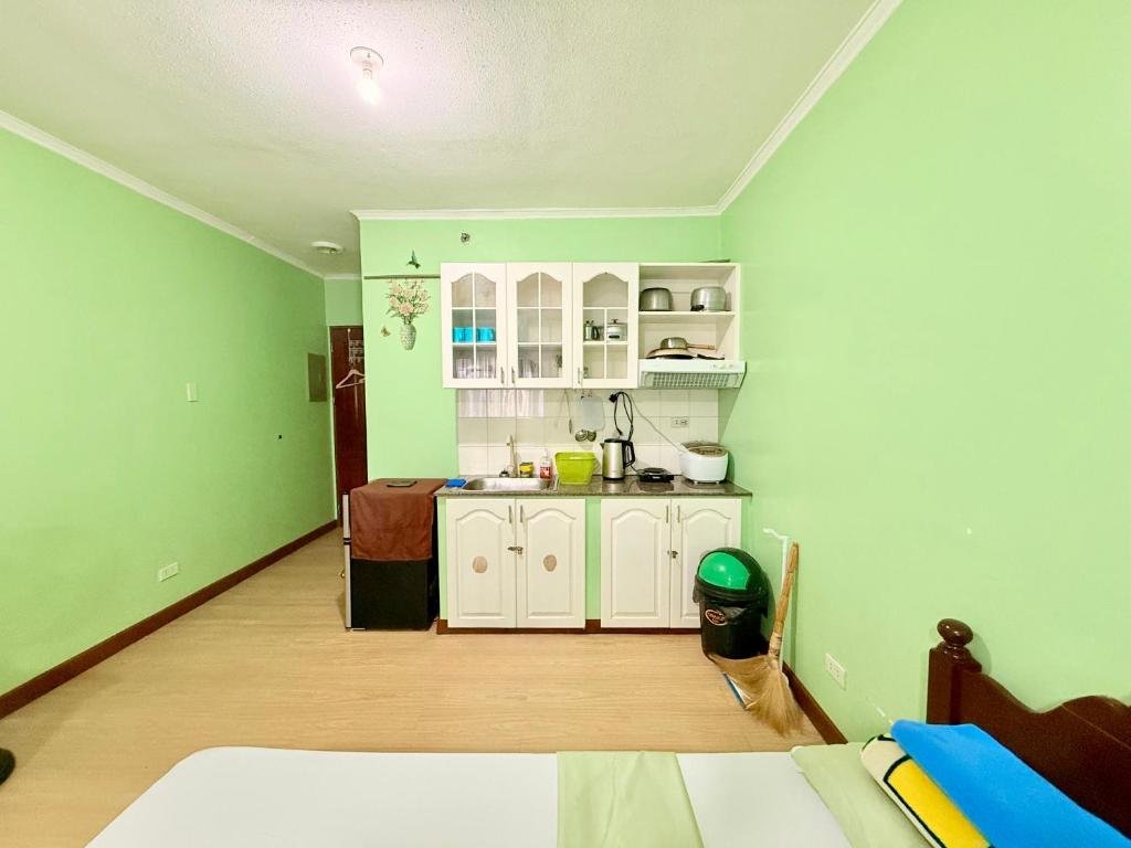 Kuchyň nebo kuchyňský kout v ubytování Albergo Hotel - Studio Condo Unit - Baguio Transient