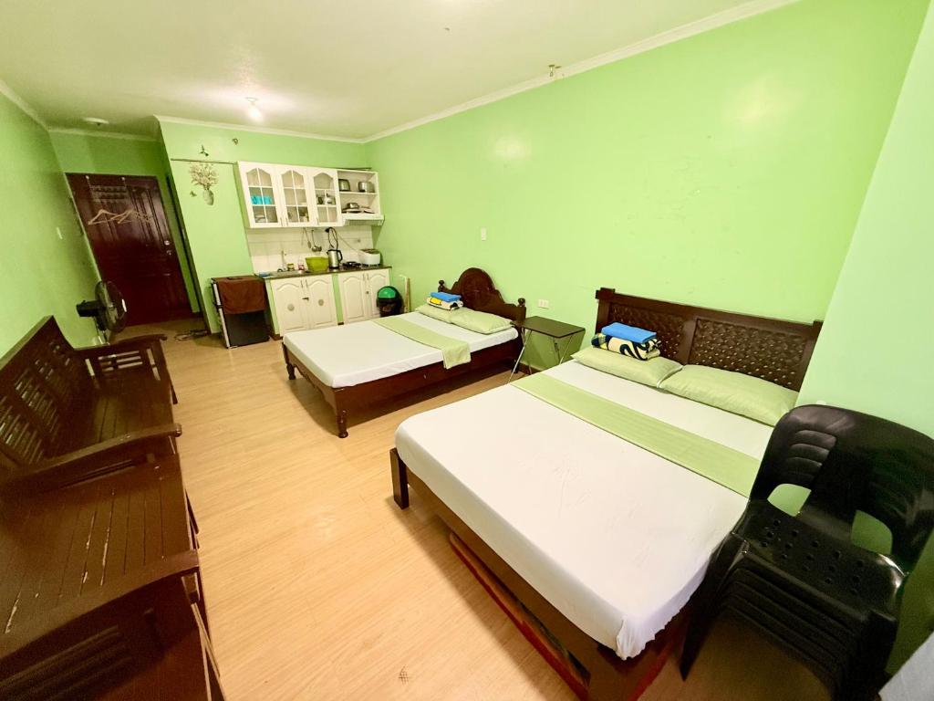 Postel nebo postele na pokoji v ubytování Albergo Hotel - Studio Condo Unit - Baguio Transient