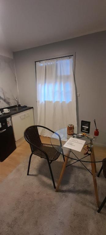 a table and a chair in a room with a window at Beehouse Casa Miel Villa Alemana in Villa Alemana