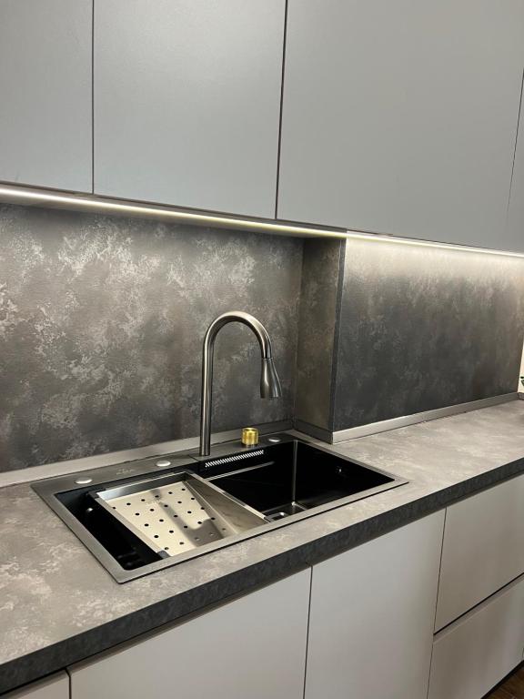 Kuchyň nebo kuchyňský kout v ubytování GLAD Apartment