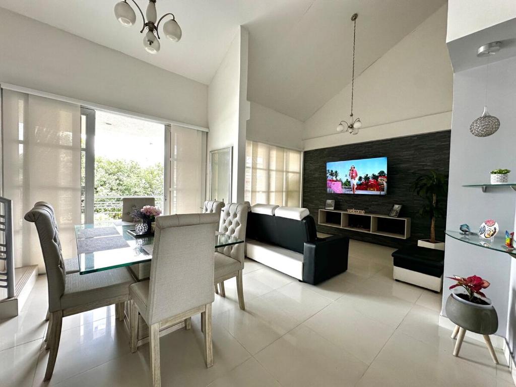 sala de estar con mesa de comedor y TV en Amplio, Fresco y Tranquilo Apto, en Neiva