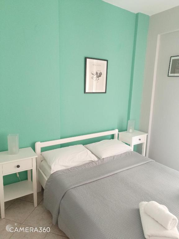 A bed or beds in a room at Apartment R&F1
