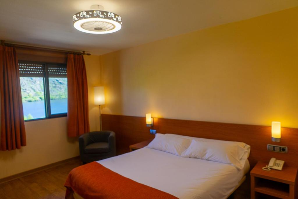 Postel nebo postele na pokoji v ubytování Hotel Don Pepe Lago de Sanabria