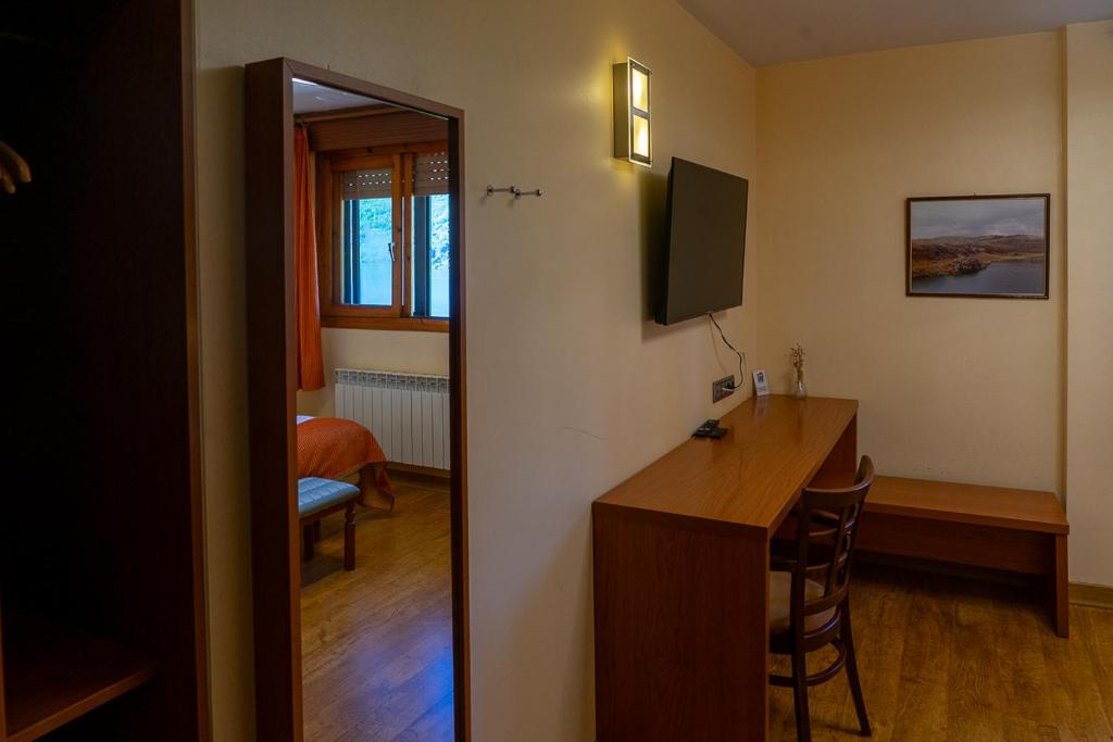TV a/nebo společenská místnost v ubytování Hotel Don Pepe Lago de Sanabria