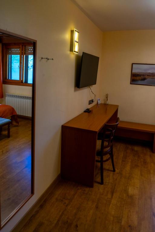 TV a/nebo společenská místnost v ubytování Hotel Don Pepe Lago de Sanabria