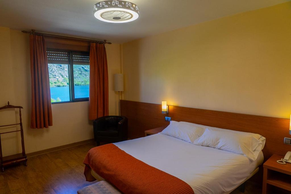 Postel nebo postele na pokoji v ubytování Hotel Don Pepe Lago de Sanabria