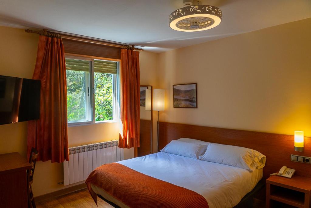 Postel nebo postele na pokoji v ubytování Hotel Don Pepe Lago de Sanabria