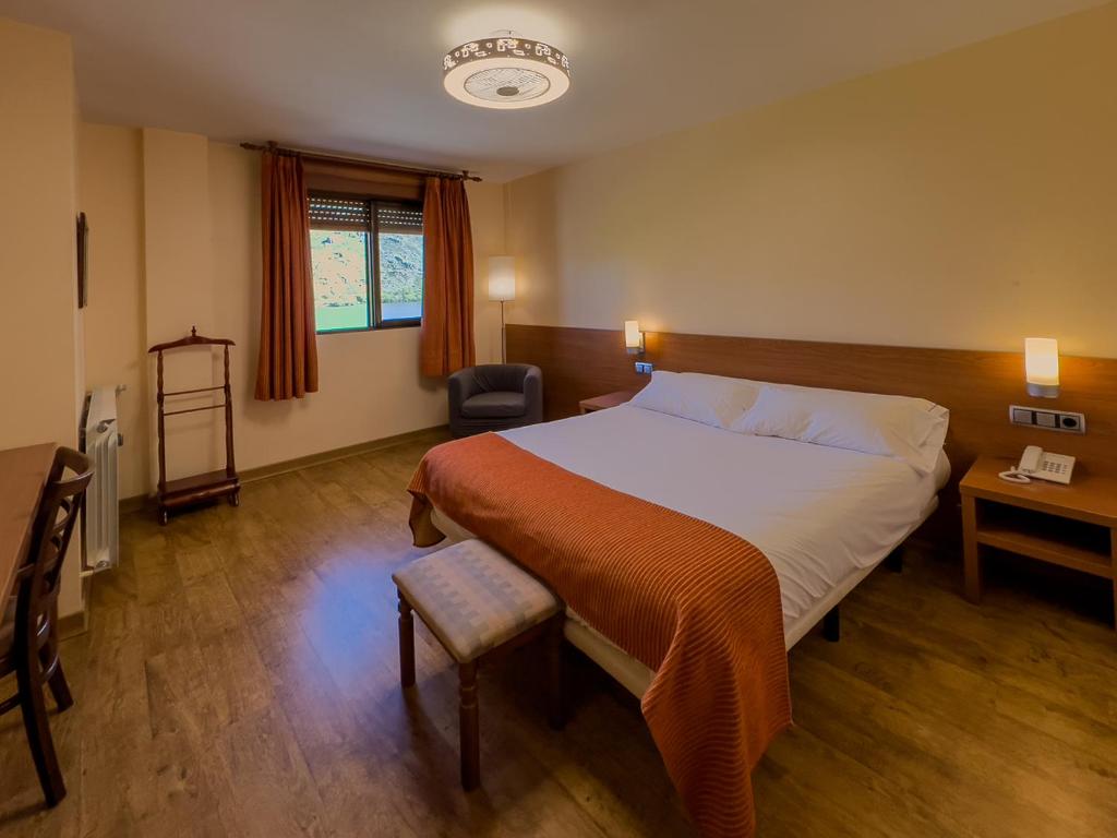 Postel nebo postele na pokoji v ubytování Hotel Don Pepe Lago de Sanabria