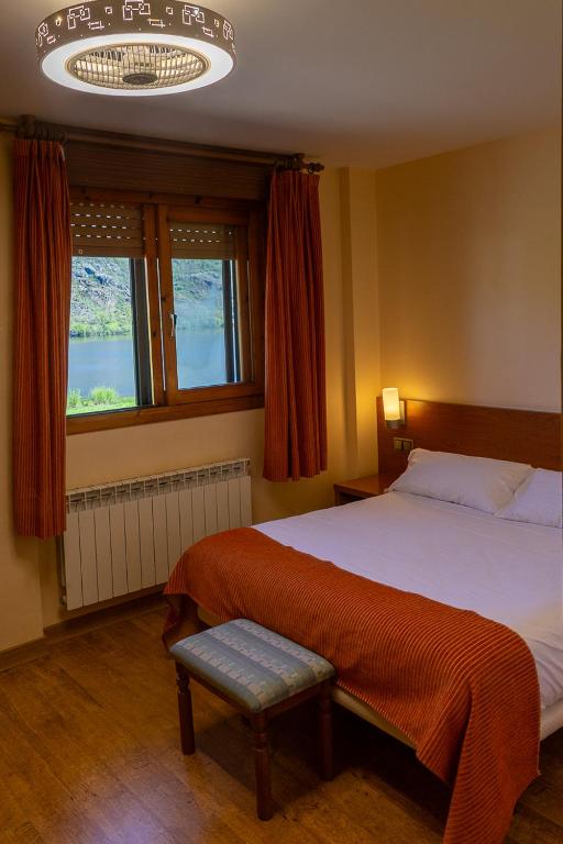 Postel nebo postele na pokoji v ubytování Hotel Don Pepe Lago de Sanabria