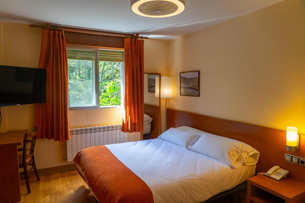 Postel nebo postele na pokoji v ubytování Hotel Don Pepe Lago de Sanabria