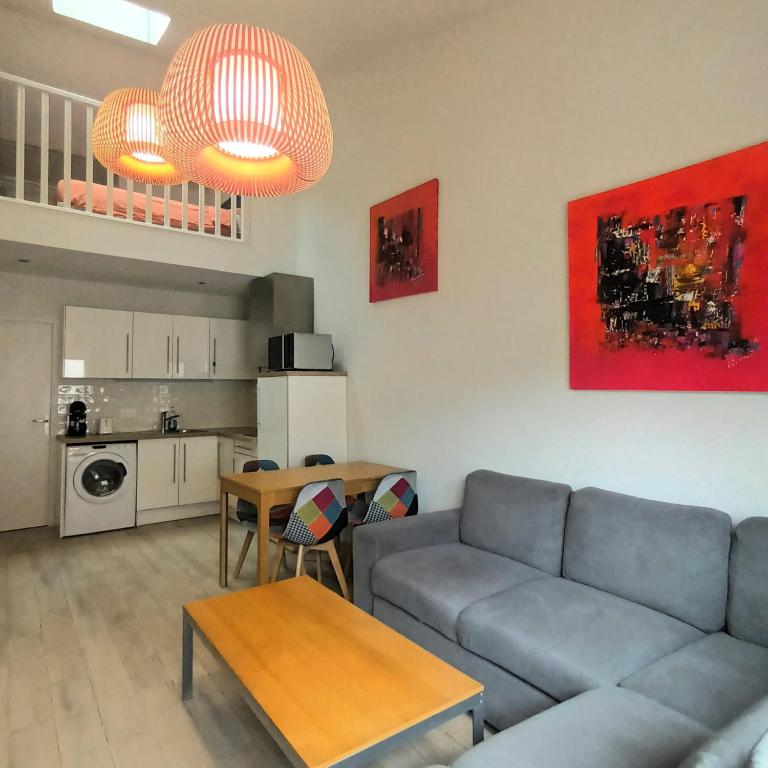 un salon avec un canapé et une table dans l'établissement Pipa, à Narbonne