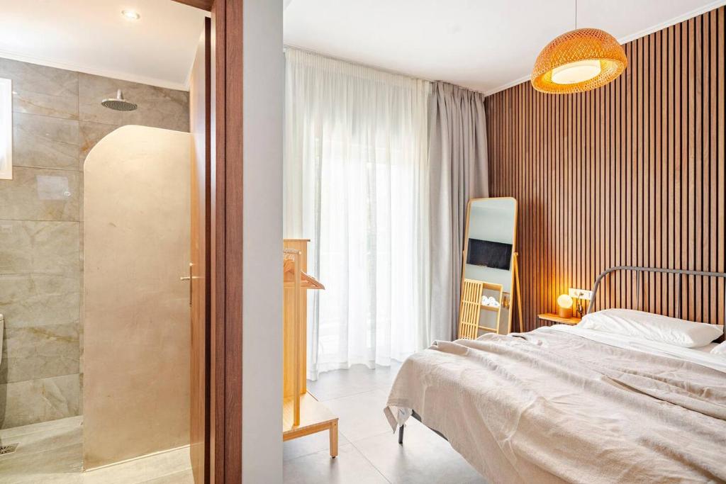 Postel nebo postele na pokoji v ubytování Theros Lux Apts.