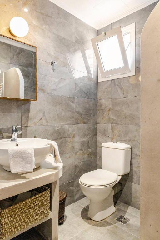 Koupelna v ubytování Theros Lux Apts.