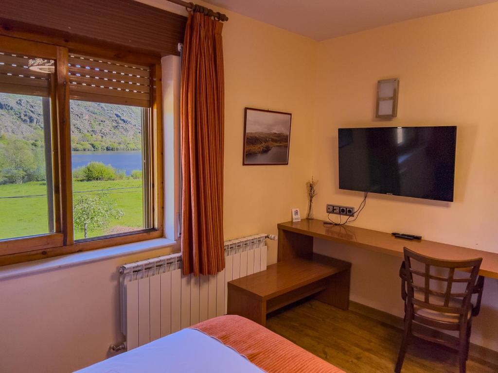 TV a/nebo společenská místnost v ubytování Hotel Don Pepe Lago de Sanabria