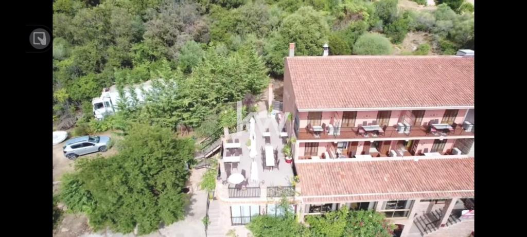 une vue aérienne sur une maison avec une voiture garée à côté de celle-ci dans l'établissement Appartement le porto, à La Celle-sous-Gouzon