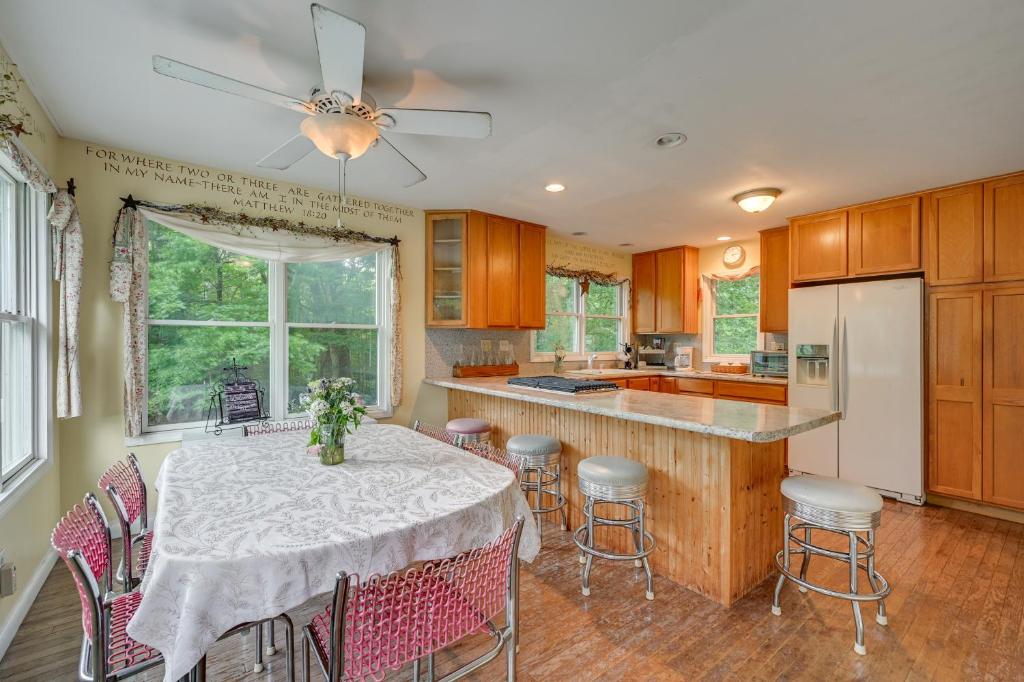 Kuchyň nebo kuchyňský kout v ubytování Fish, Hike and Unwind Remote Home in Ararat!