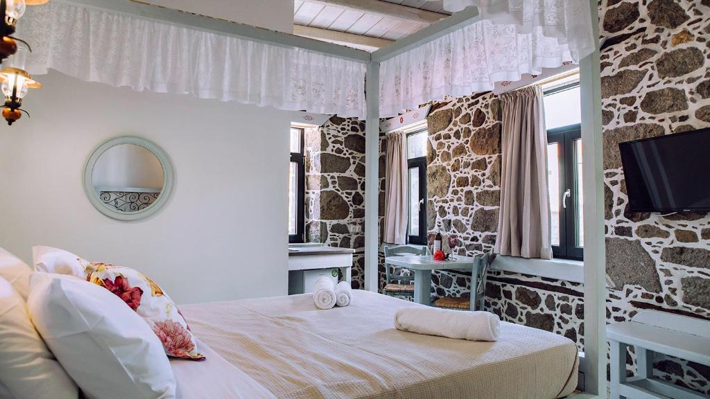 Ένα ή περισσότερα κρεβάτια σε δωμάτιο στο Rodakas Rooms-Anthoula