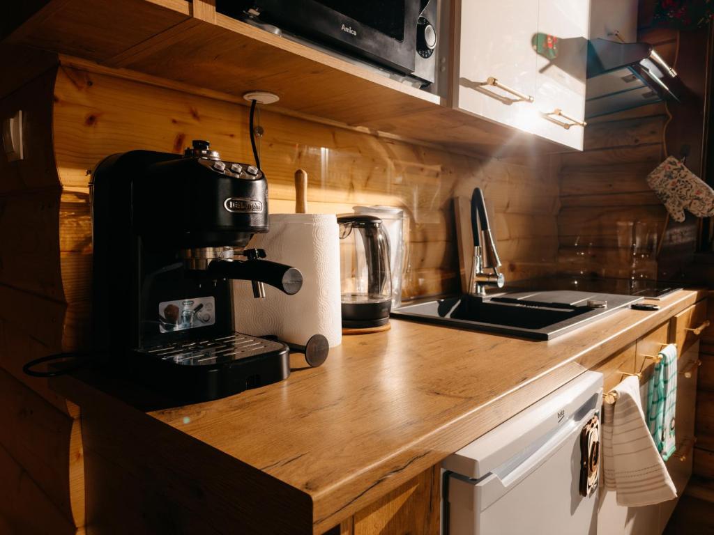 Kuchyň nebo kuchyňský kout v ubytování Chaty pod Pilskiem - sauna i jacuzzi w cenie - Krzyżówki - Korbielów