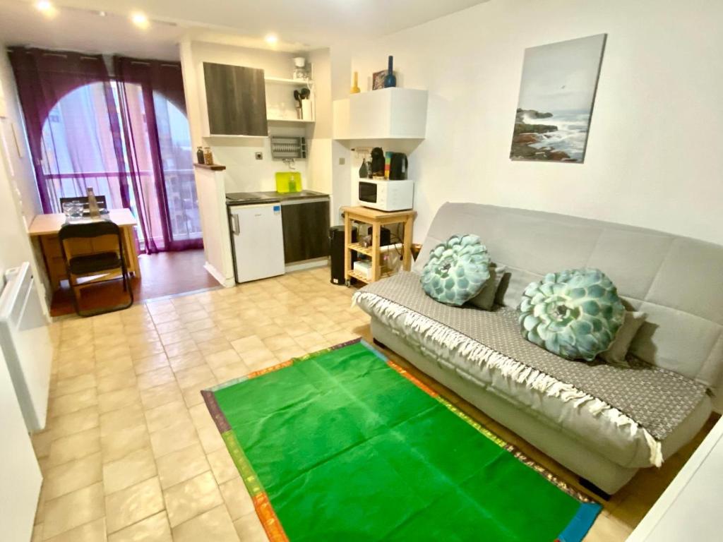 Kuchyň nebo kuchyňský kout v ubytování STUDIO-CABINE CARNON-PLAGE