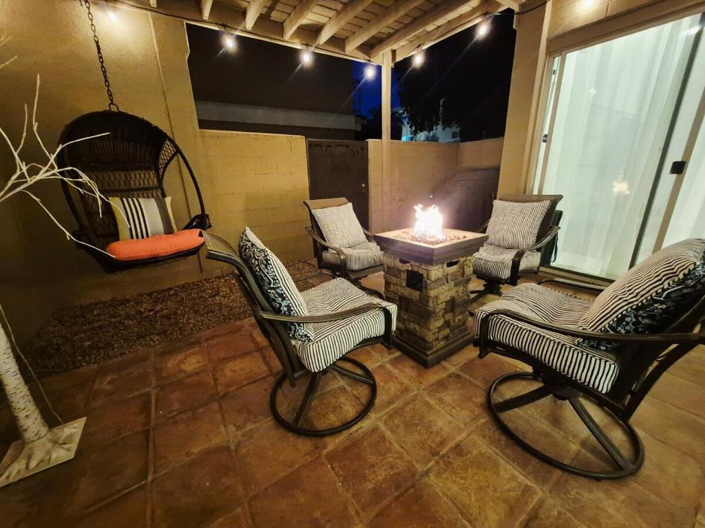 een terras met stoelen en een open haard met vuurplaats bij Central - 2 Pools BBQ Jacuzzi Bath in Phoenix