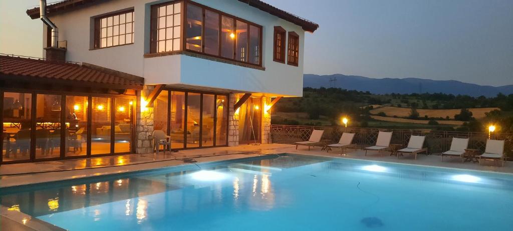 Bazén v ubytování Macedonium Luxury Villa with big pool & Jakuzzi nebo v jeho okolí