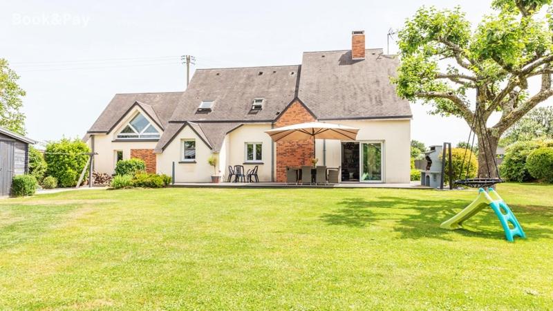 une maison avec une aire de jeux dans la cour dans l'établissement Échappée Belle, à La Celle-sous-Gouzon