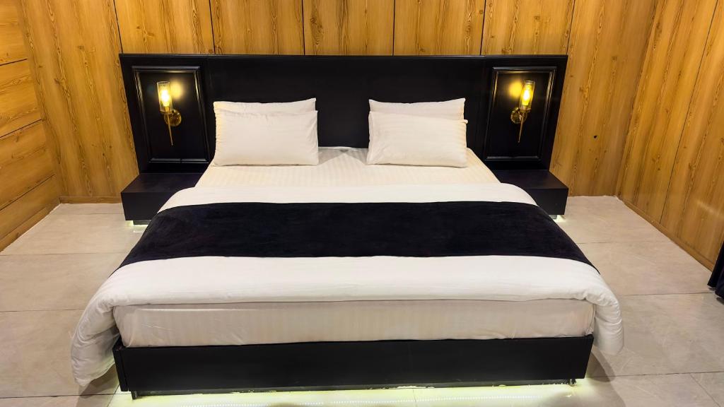 Postel nebo postele na pokoji v ubytování Starlit Hotel, Skardu