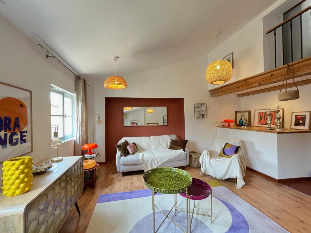 un salon avec un canapé et une table dans l'établissement Le Duplex des Papes, à Avignon