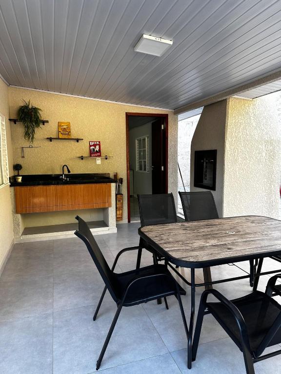 Kuchyň nebo kuchyňský kout v ubytování Casa com 2 quartos - quintal e área de lazer