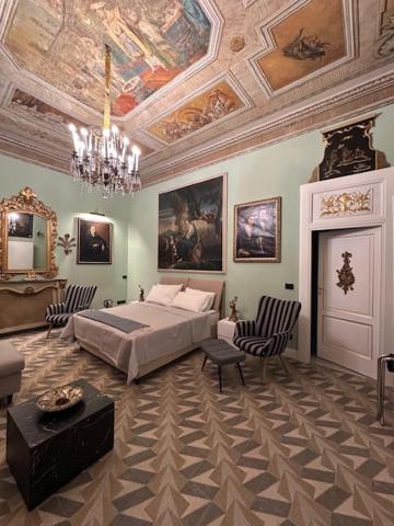 1 dormitorio con cama y techo artesonado en Residenza d'epoca Palazzo Raffaele alla Maggiore, en Lamezia Terme