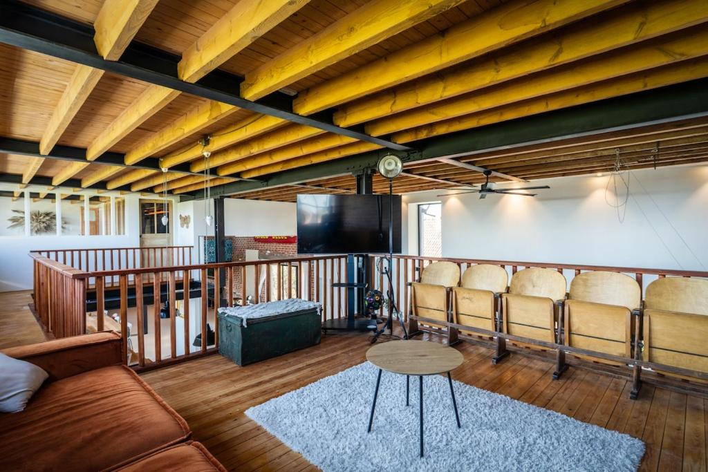 Ruang duduk di Loft Madeleine, unieke locatie oude fabriek
