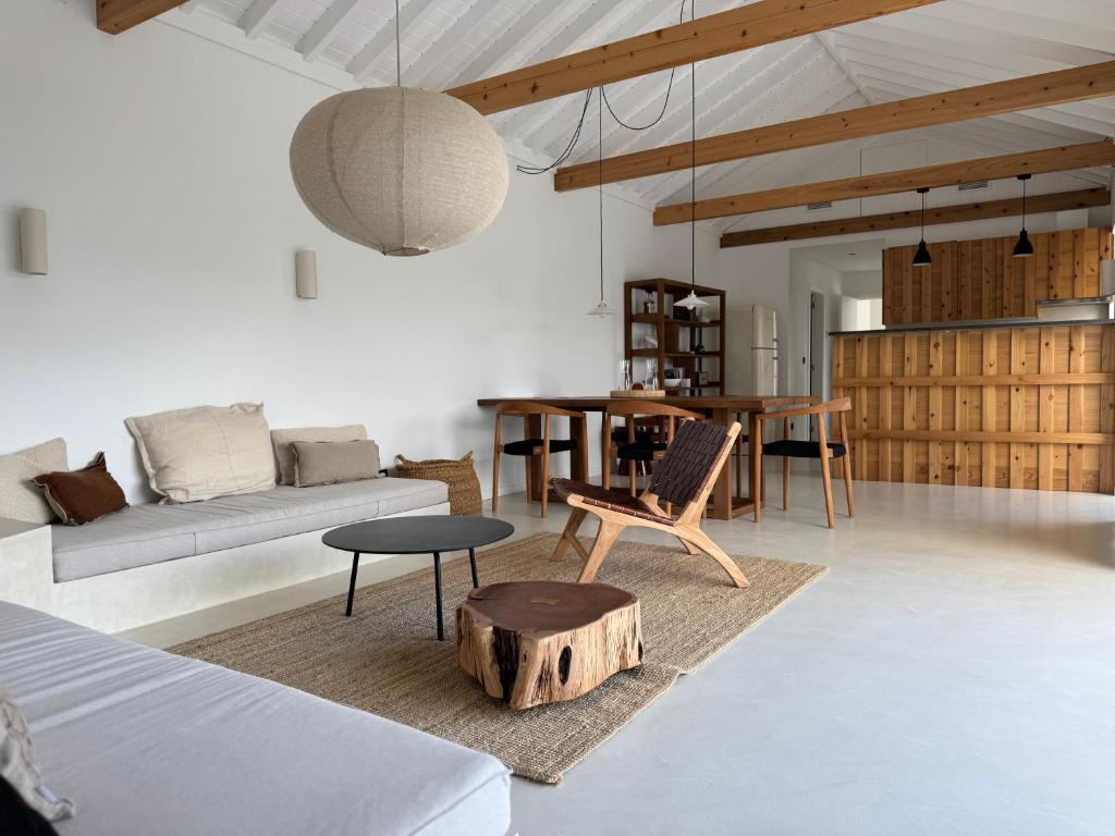 ein Wohnzimmer mit Tisch und Couch in der Unterkunft Quinta dos Maracujás in Conceição