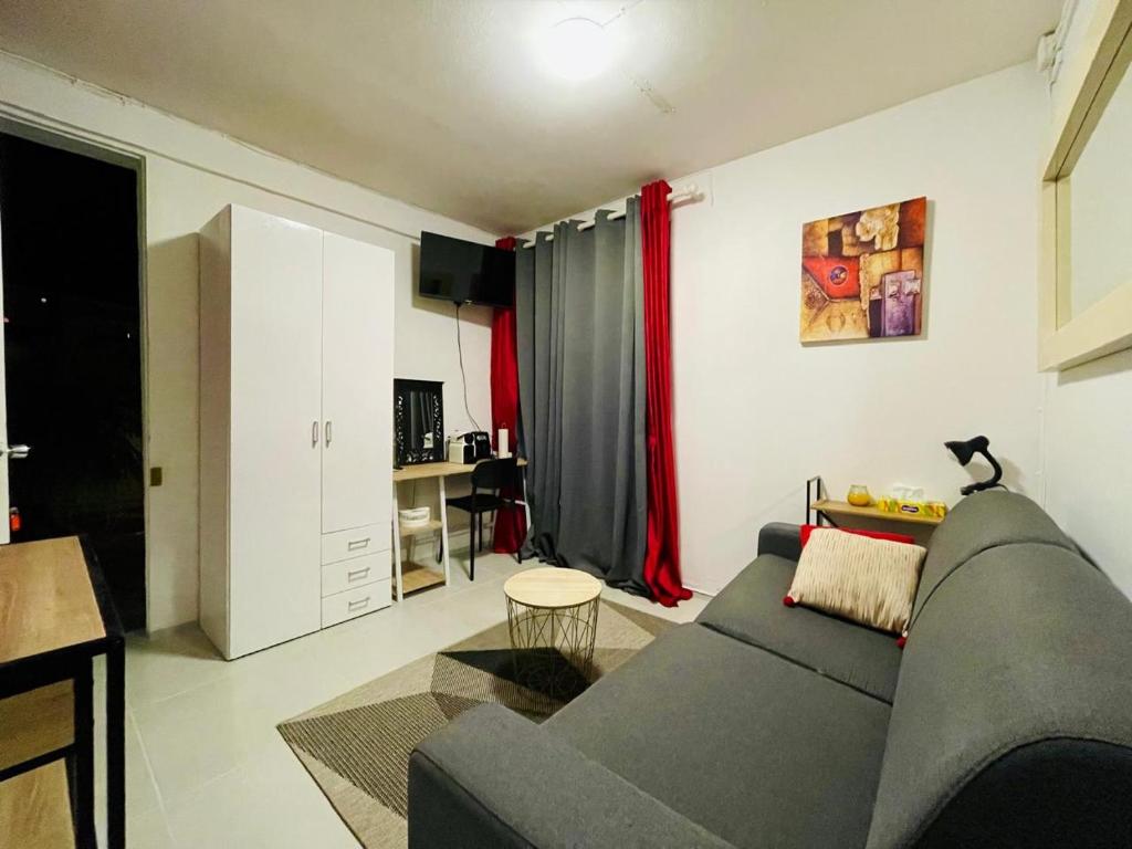 TV a/nebo společenská místnost v ubytování Studio Stay in Cluny