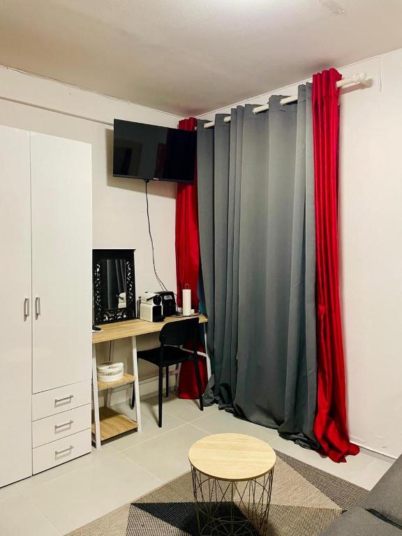 TV a/nebo společenská místnost v ubytování Studio Stay in Cluny