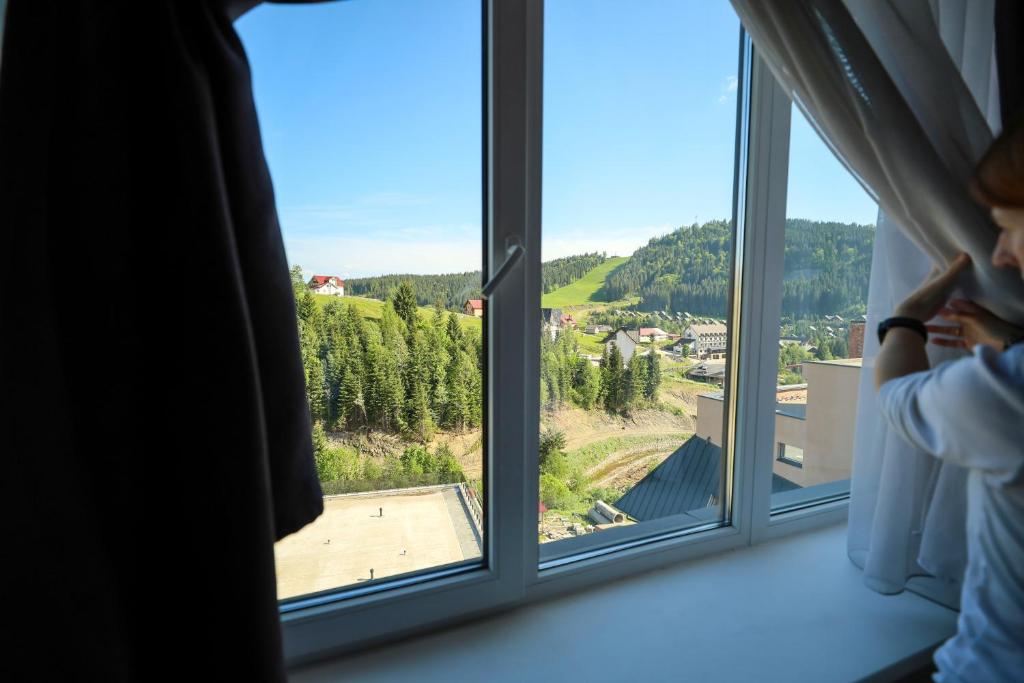 Nespecifikovaný výhled na hory nebo výhled na hory při pohledu z hotelu