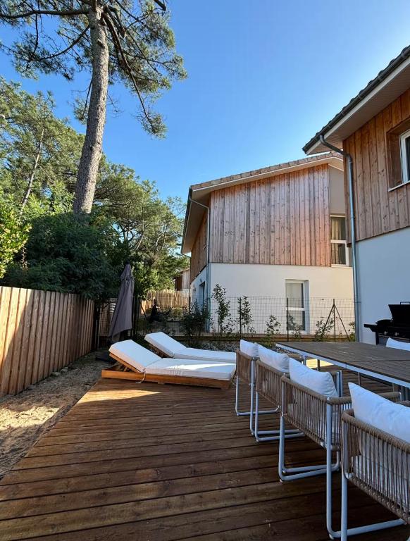 - un ensemble de chaises longues sur une terrasse en bois dans l'établissement Maison neuve Lacanau à 300m de la plage sud et à proximité des golfs, à Lacanau