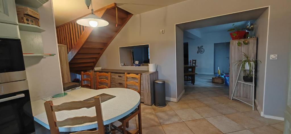 Kuchyň nebo kuchyňský kout v ubytování Gîte du Chaudron