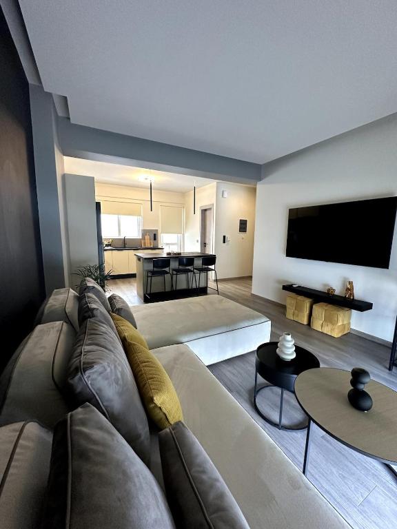 Her Luxury Apartment & Private Rooftop Spa