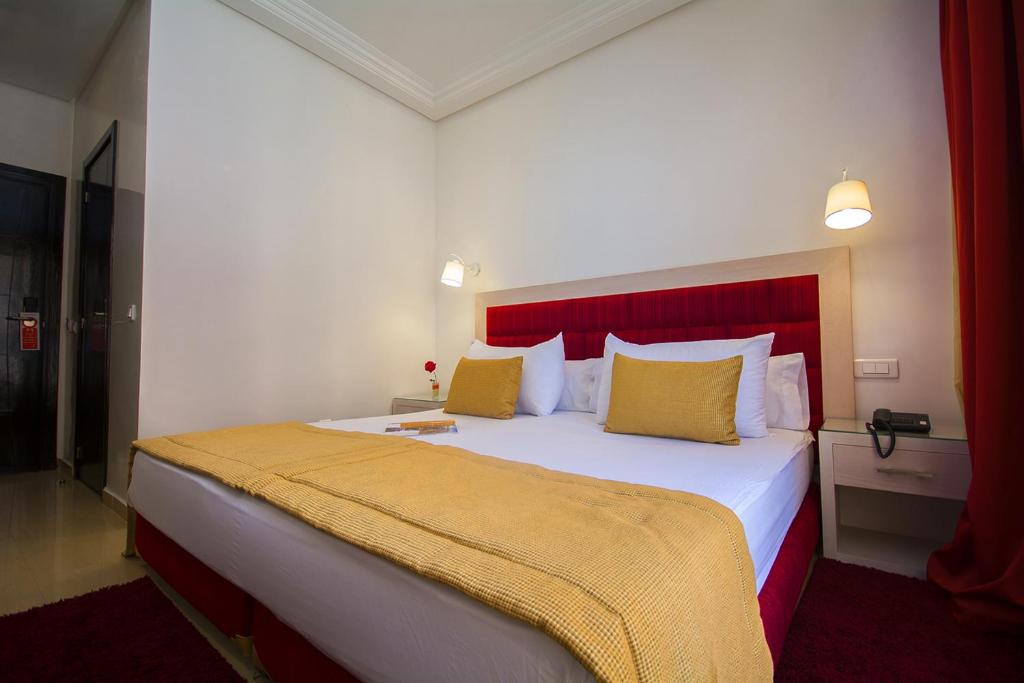 Una cama o camas en una habitación de Hôtel Racine