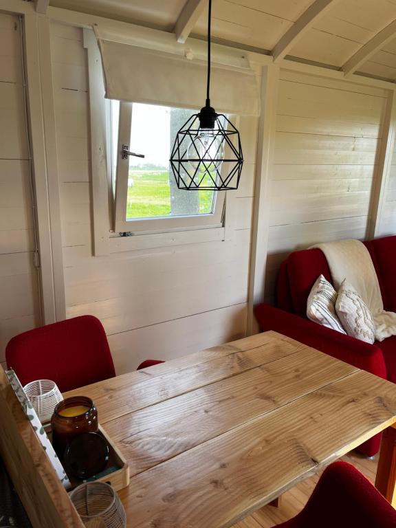 Posezení v ubytování Tiny house in het Reitdiepdal
