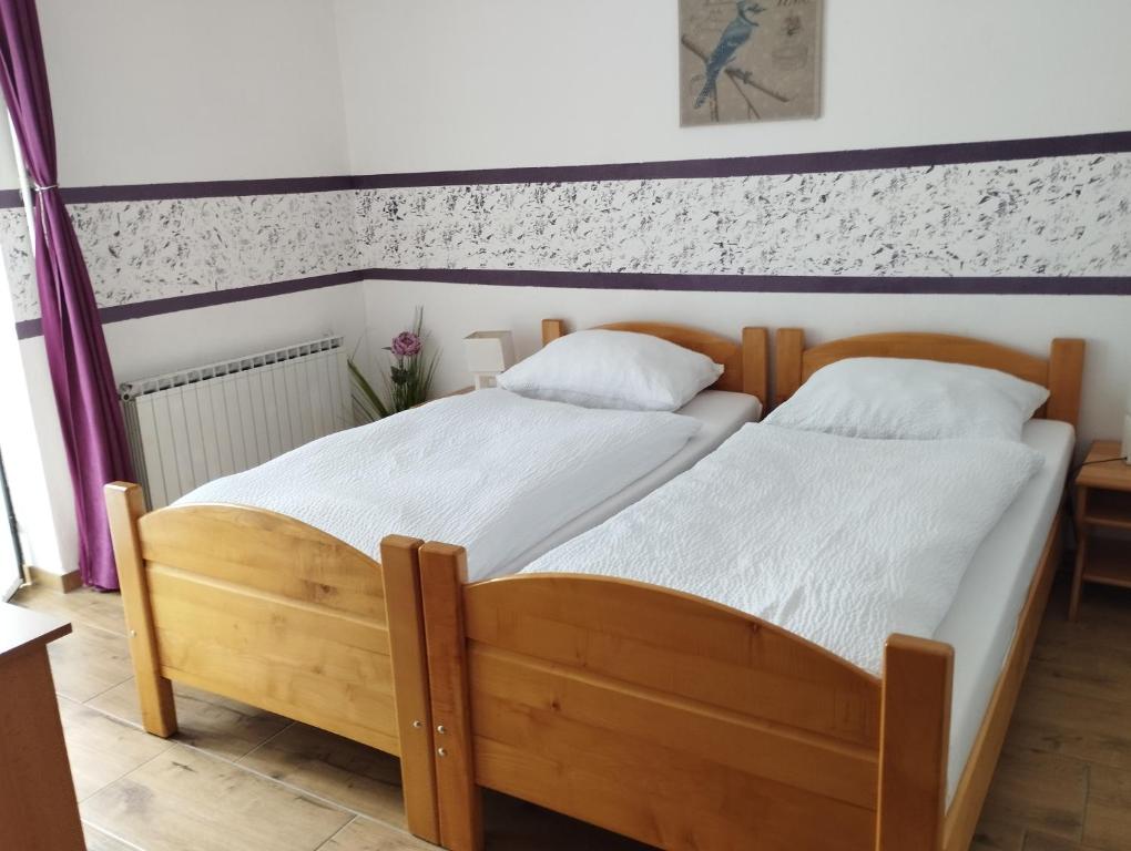 Postel nebo postele na pokoji v ubytování Guest House Kmečki Hram FORTUNA