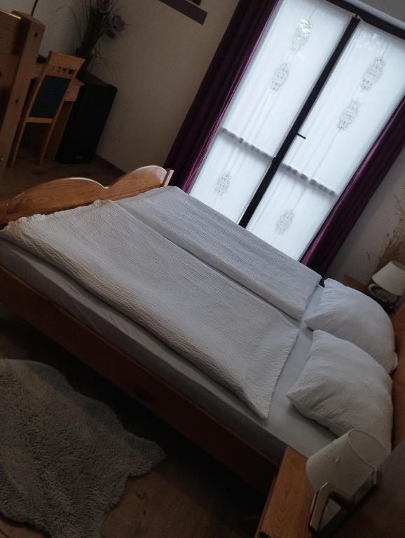 Postel nebo postele na pokoji v ubytování Guest House Kmečki Hram FORTUNA