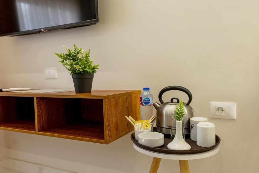 Příslušenství pro přípravu čaje a kávy v ubytování East Pyramids View Hotel