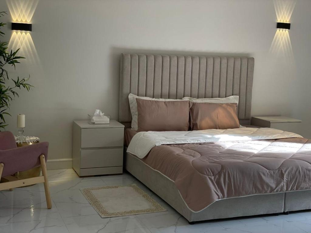 ein Schlafzimmer mit einem großen Bett und einem Stuhl in der Unterkunft Irm Studio in Quai