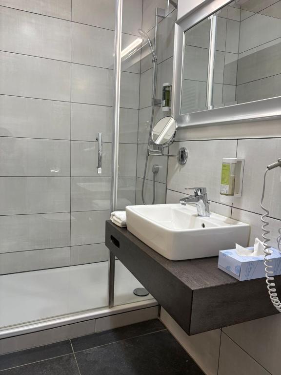 Hotel Athen Kelsterbach Frankfurt Airportにあるバスルーム