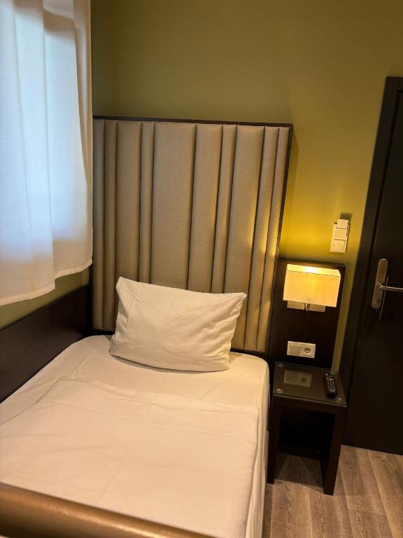 Hotel Athen Kelsterbach Frankfurt Airportにあるベッド