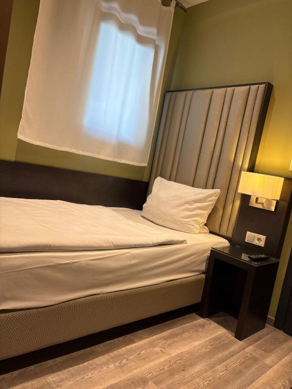 Hotel Athen Kelsterbach Frankfurt Airportにあるベッド