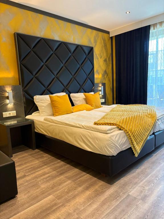 Hotel Athen Kelsterbach Frankfurt Airportにあるベッド