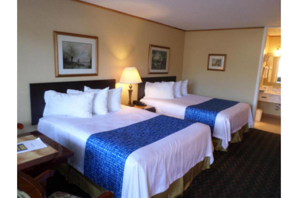 pokój hotelowy z dwoma łóżkami w pokoju w obiekcie Stage Coach Inn By Capital O Ogallala I 80 w mieście Ogallala