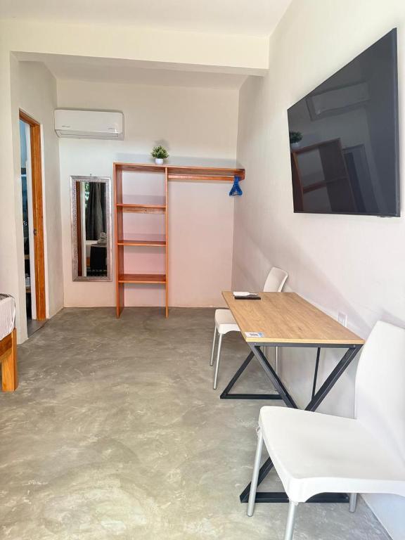 un soggiorno con tavolo e sedie di Casa Sixta a 7min del aeropuerto internacional PMX y 2 cuadras terminal autob ADO a Puerto Escondido